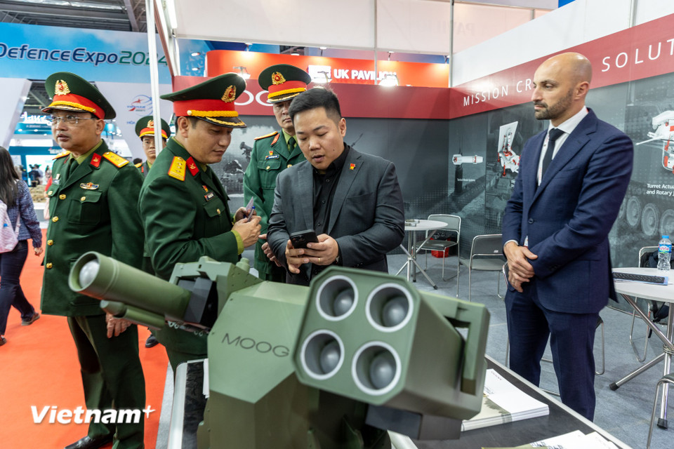 Triển lãm lần này không chỉ là cơ hội để các nhà sản xuất vũ khí, trang thiết bị quốc phòng giao lưu mà còn là dịp để các cơ quan, đơn vị quốc phòng trong và ngoài nước hợp tác, trao đổi kinh nghiệm, mở rộng mối quan hệ phát triển công nghệ quốc phòng tiên tiến. (Ảnh: Minh Sơn/Vietnam+)