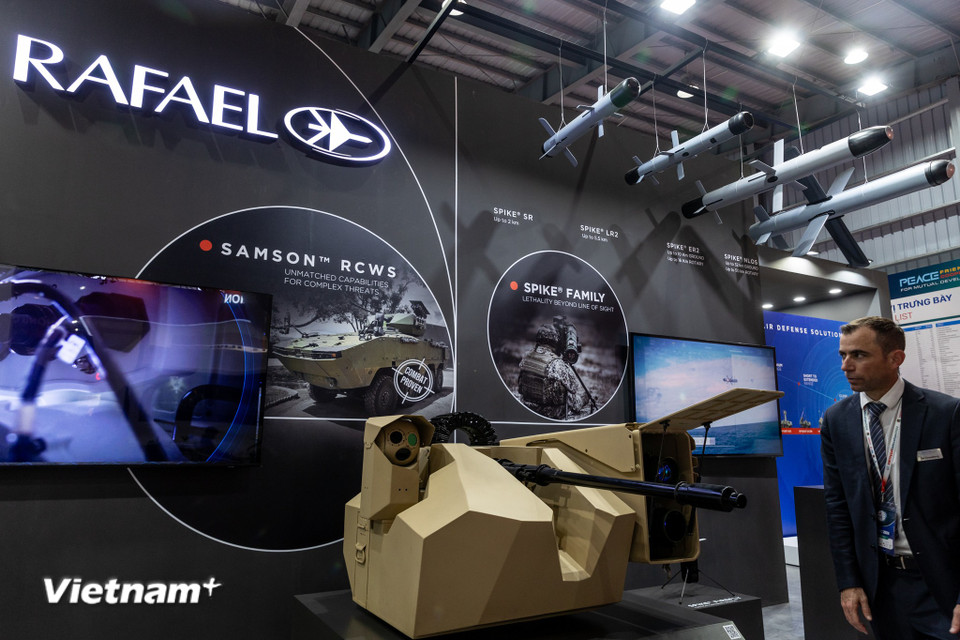 Triển lãm cũng là dịp để tìm hiểu xu hướng phát triển của vũ khí, trang bị kỹ thuật trên thế giới để đề xuất, lựa chọn mua sắm, sản xuất, cải tiến vũ khí trang bị cho quân đội; quảng bá, tuyên truyền năng lực, tiềm lực công nghệ, vũ khí trang bị do Công nghiệp quốc phòng Việt Nam sản xuất đến bạn bè quốc tế và nhân dân trong nước; tìm kiếm cơ hội xuất khẩu các sản phẩm Công nghiệp quốc phòng. (Ảnh: Minh Sơn/Vietnam+)