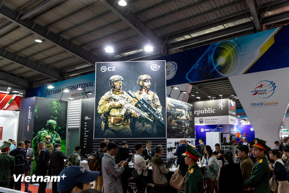 Tại các gian hàng trong nhà của triển lãm là các nhà sản xuất vũ khí quốc tế như Israel, Mỹ, Nga, Ấn Độ trưng bày các loại vũ khí. (Ảnh: Minh Sơn/Vietnam+)