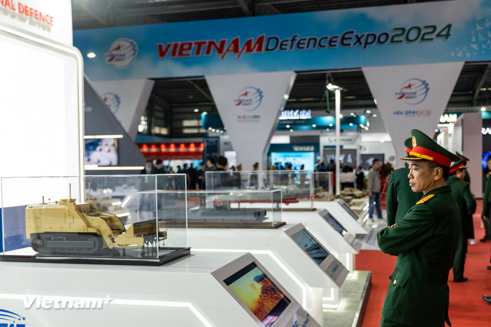 Đặc biệt, triển lãm diễn ra nhân dịp kỷ niệm 80 năm Ngày thành lập Quân đội Nhân dân Việt Nam và 35 năm Ngày hội Quốc phòng toàn dân. (Ảnh: Minh Sơn/Vietnam+)