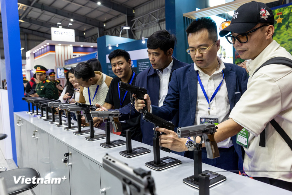 Các loại súng ngắn được nhiều du khách tỏ ra tò mò khi lần đầu được cầm trên tay. (Ảnh: Minh Sơn/Vietnam+)