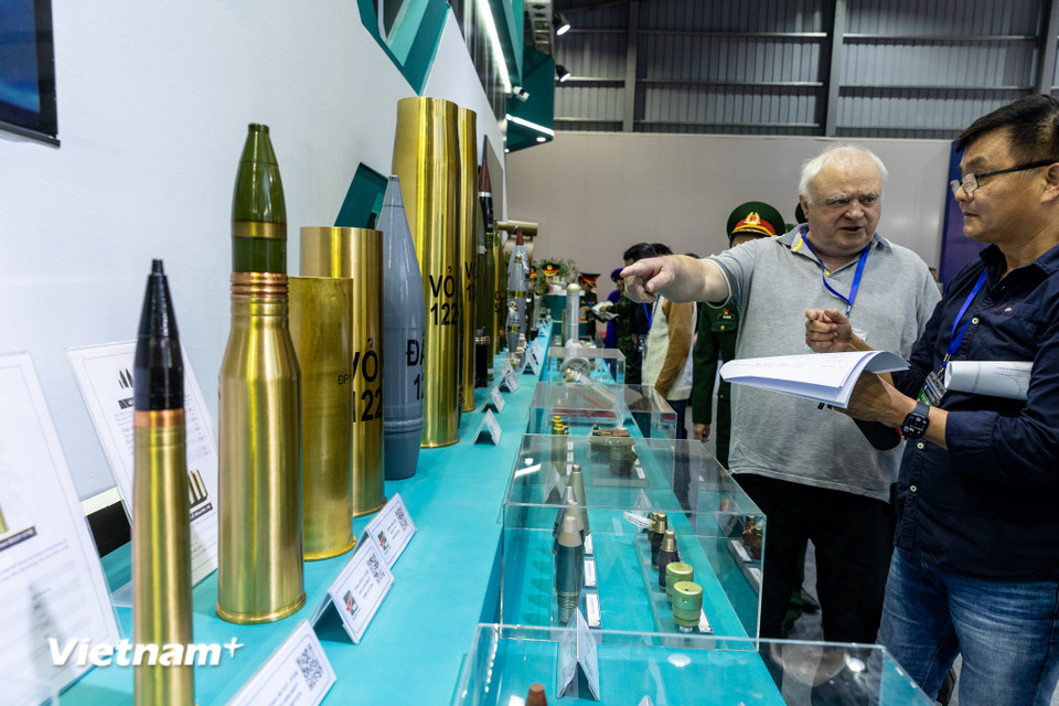 Nhiều loại khí tài quân sự mới do ngành công nghiệp quốc phòng Việt Nam tự phát triển, sản xuất, lần đầu tiên được trưng bày tại triển lãm. (Ảnh: Minh Sơn/Vietnam+)