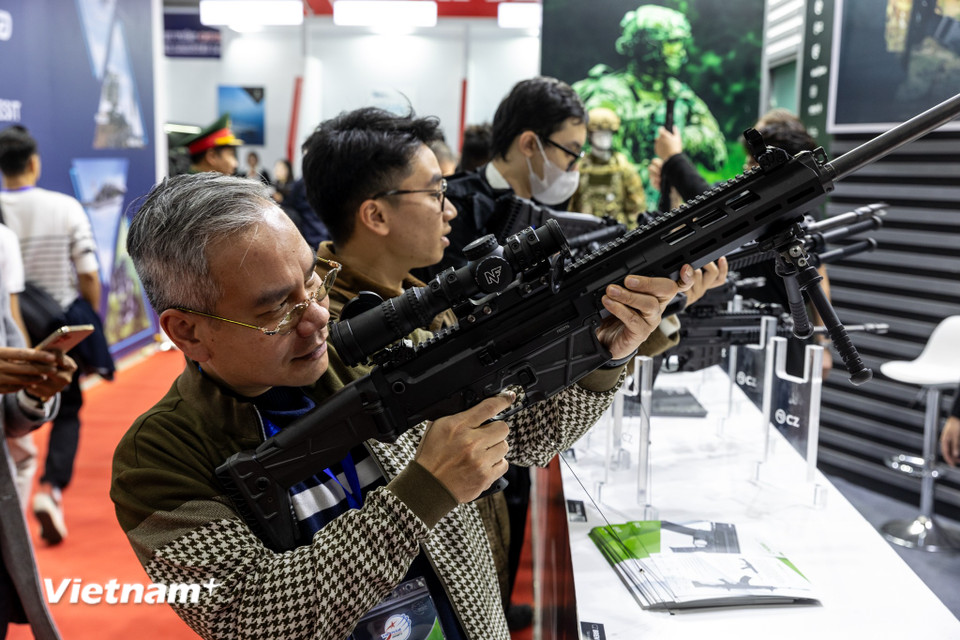 Rất nhiều loại vũ khí cầm tay như súng ngắn, súng trường, tiểu liên,... thu hút sự chú ý đặc biệt của người dân. (Ảnh: Minh Sơn/Vietnam+)