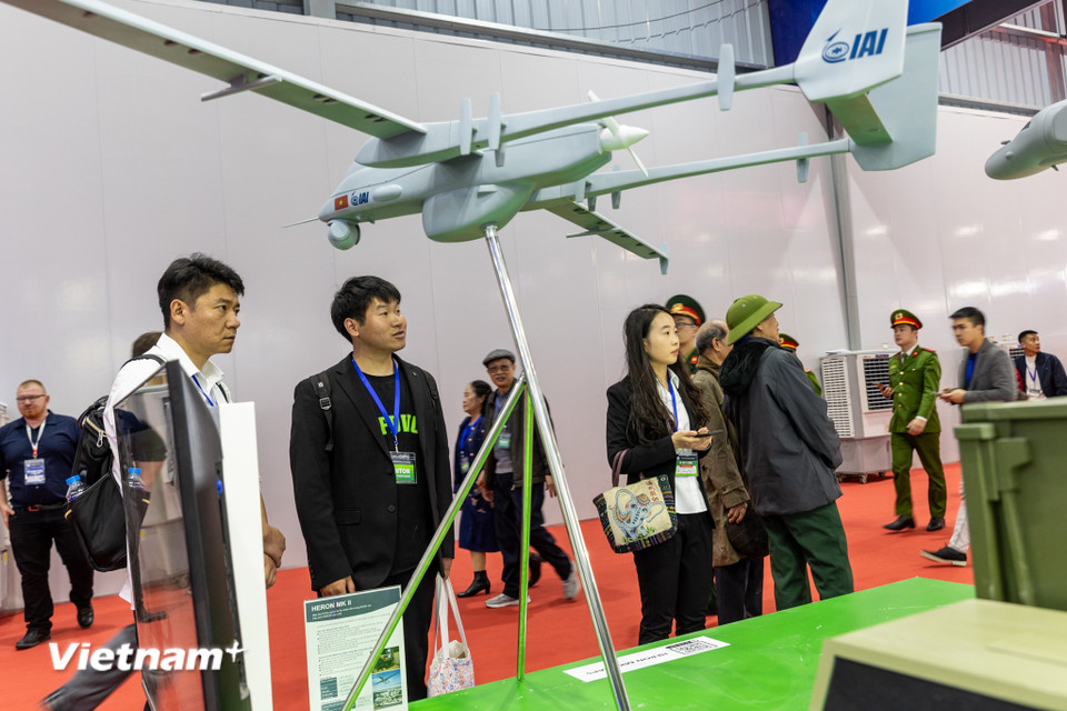 Các loại UAV (máy bay không người lái) cũng hiện diện đầy chủng loại bên trong khu triển lãm. (Ảnh: Minh Sơn/Vietnam+)