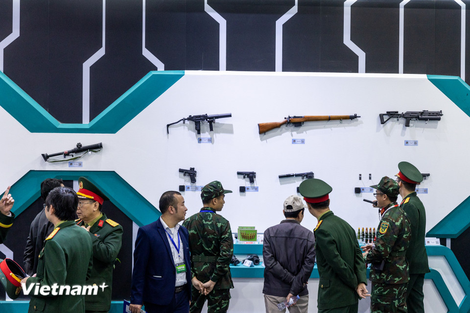 Triển lãm lần này sẽ trưng bày sản phẩm quốc phòng của hơn 240 đơn vị, doanh nghiệp trong nước và quốc tế. Trong đó nhiều đơn vị, tập đoàn quốc phòng nổi tiếng đến từ các nước có nền công nghiệp quốc phòng tiên tiến, phát triển như Nga, Ấn Độ, Israel, Trung Quốc, Mỹ... (Ảnh: Minh Sơn/Vietnam+)