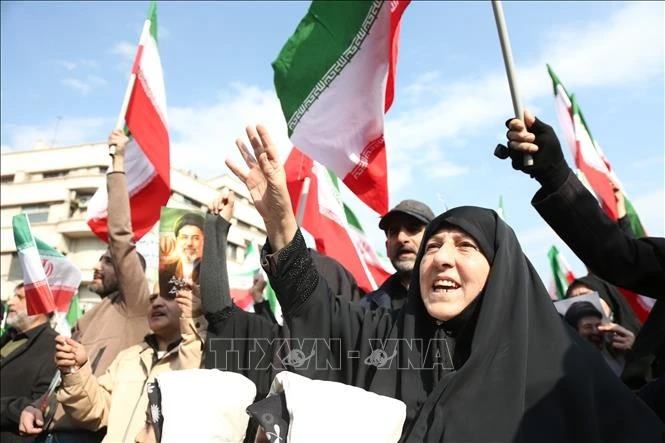 Người dân Iran đổ ra đường sau khi lệnh ngừng bán vũ khí với Mỹ được công bố