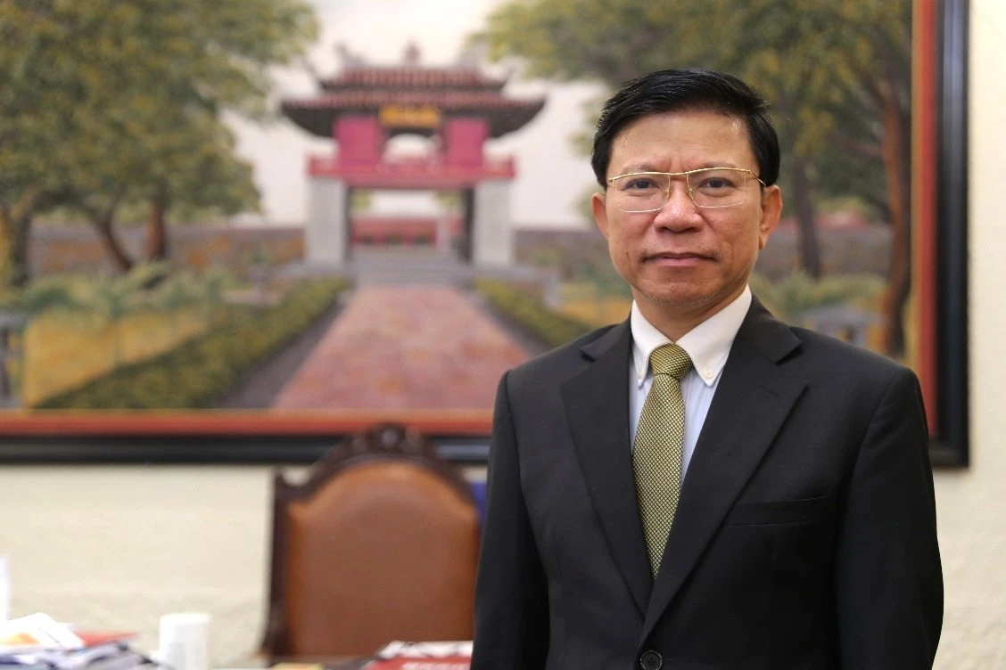 Hiệu trưởng Đại học Khoa học Xã hội và Nhân văn nhận Huân chương Cành cọ Hàn lâm Pháp