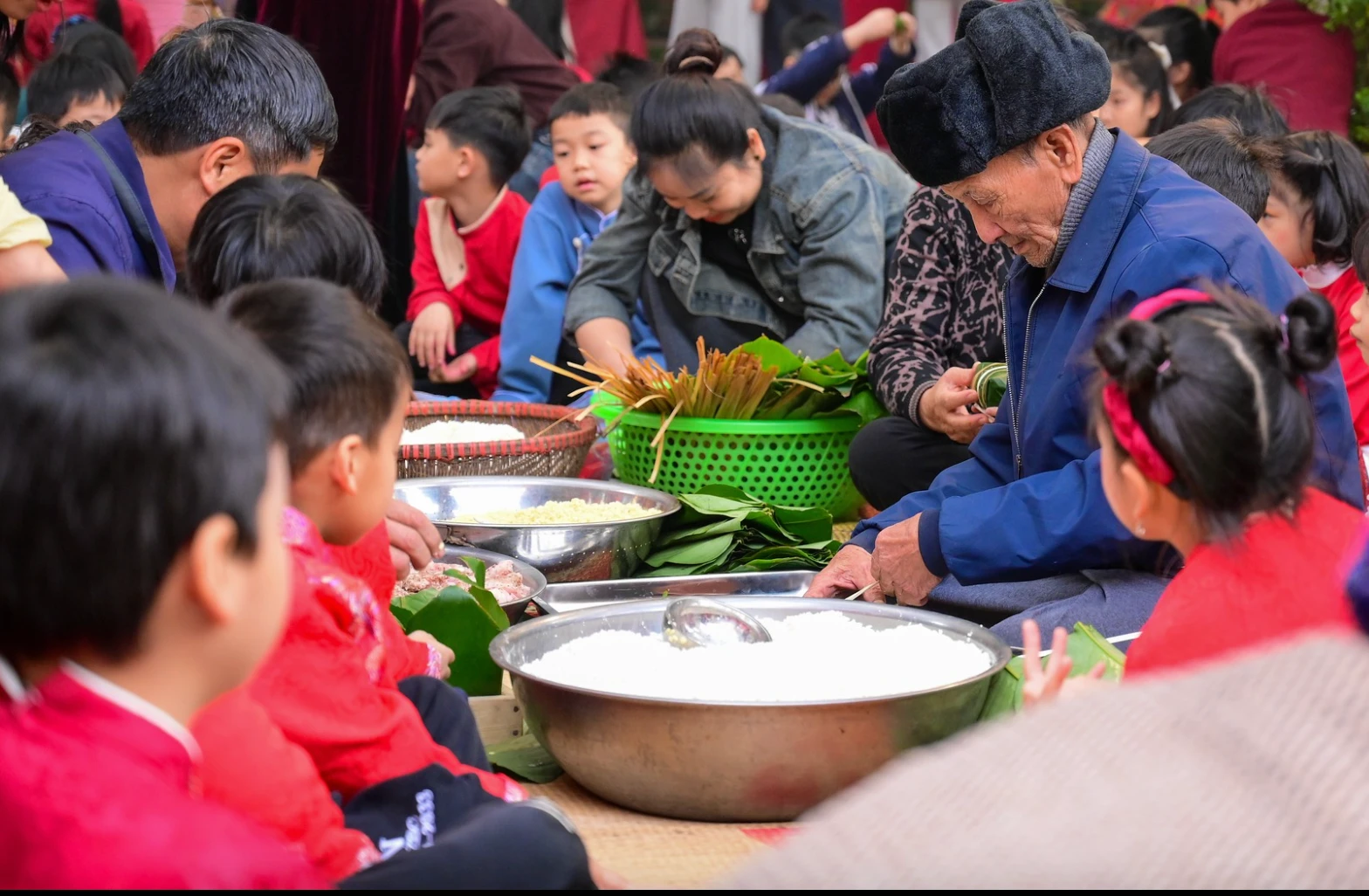 Gói Bánh Chưng Ngày Tết: Truyền Thống Được Trao Tay Cho Thế Hệ Trẻ