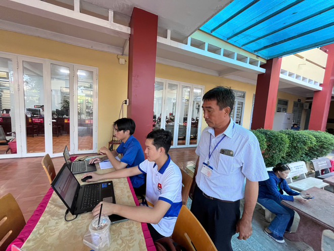 El personal técnico de VNPT está de servicio para apoyar a los funcionarios de la comuna/barrio. (Foto: PV/Vietnam+) phuong-dong-hoa-tp-hcm.jpg