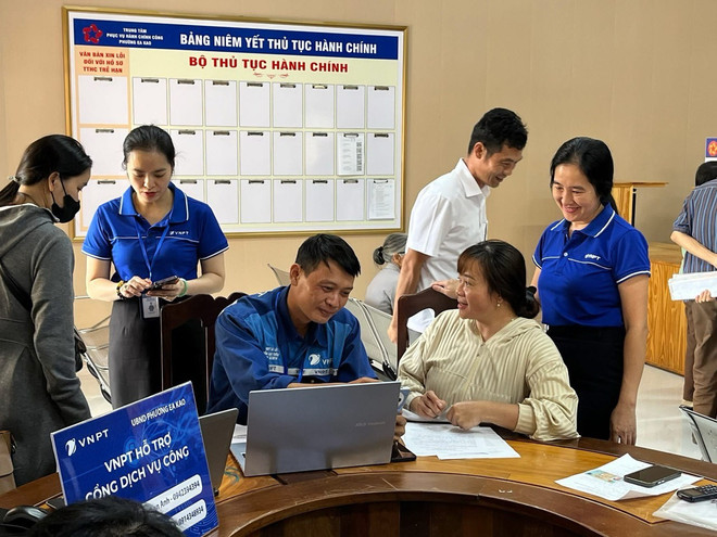 VNPT officers are on duty, working closely with commune/ward officers to be ready to fix problems and resolve difficulties. (Photo: PV/Vietnam+) 2.jpg