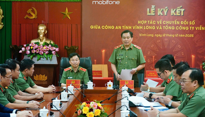 Mayor Jenderal Nguyen Thanh Hai - Direktur Departemen Kepolisian Provinsi Vinh Long, berbicara pada acara tersebut. (Foto: PV/Vietnam+) mobifone-1.jpg