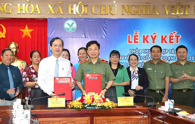 Para pemimpin Komite Rakyat Provinsi Vinh Long dan MobiFone percaya bahwa kerja sama penting ini akan membantu Vinh Long membuat kemajuan baru dalam pemerintahan digital, infrastruktur digital, dan ekonomi/pembangunan sosial digital. (Foto: PV/Vietnam+) mobifone-2.jpg