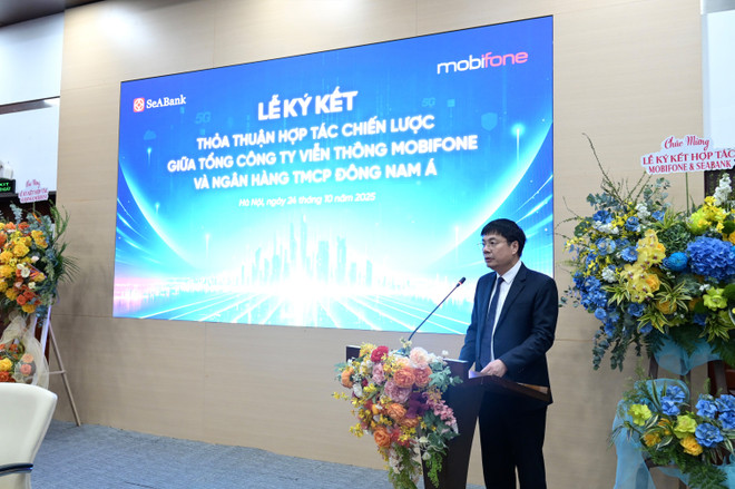 Kolonel To Manh Cuong, Pengarah Besar MobiFone Telecommunications Corporation, berjanji untuk menumpukan sumber terbaik, pasukan pakar berpengalaman dan semangat kerjasama tertinggi untuk melaksanakan kandungan kerjasama dengan berkesan dan ketara. (Foto: PV/Vietnam+) fdbb223e-4d21-4ea9-ad5e-2a5e2086d178.jpg