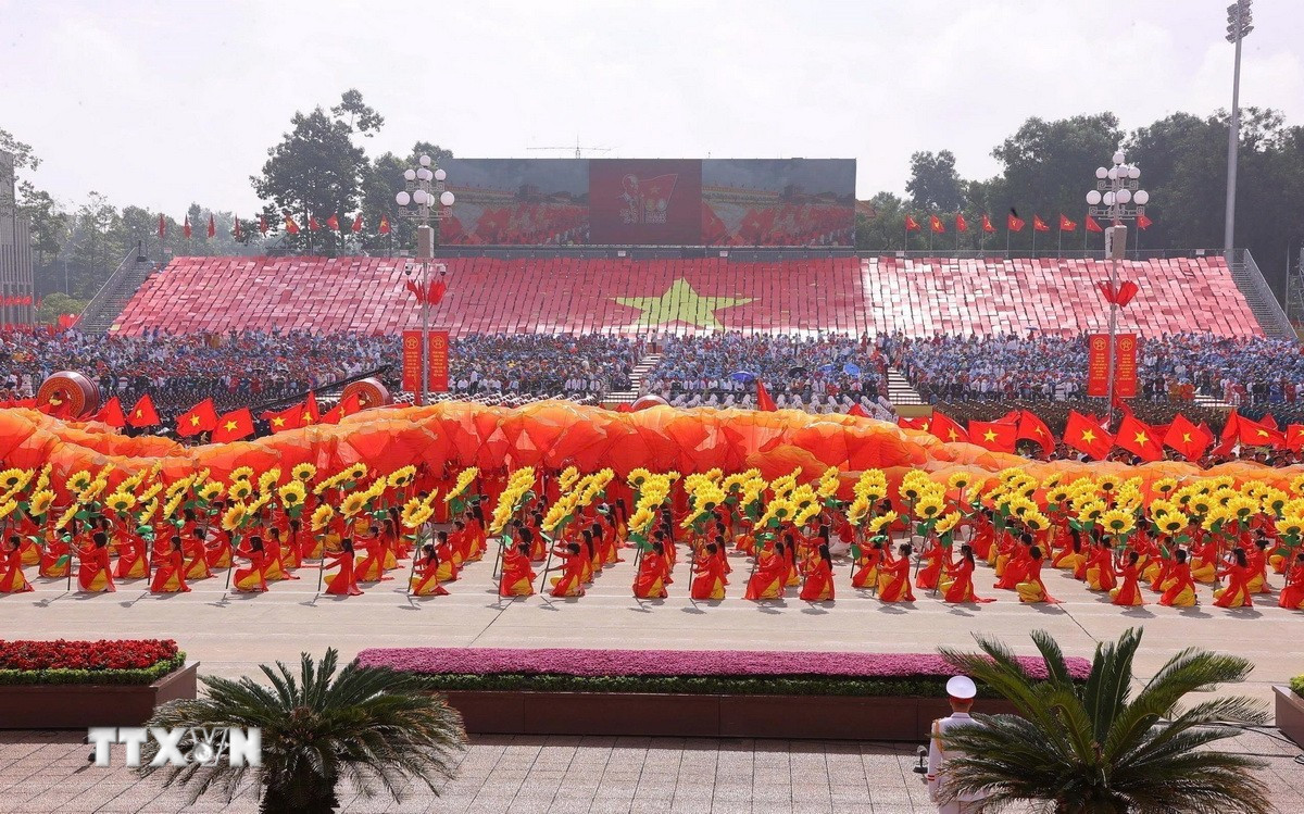 Kunstprogram for å åpne seremonien, paraden og marsjen for å feire 80-årsjubileet for augustrevolusjonen og nasjonaldagen 2. september på Ba Dinh-plassen (Hanoi) om morgenen 2. september 2025. (Foto: Van Diep/VNA) ttxvn-quoc-khanh-29.jpg