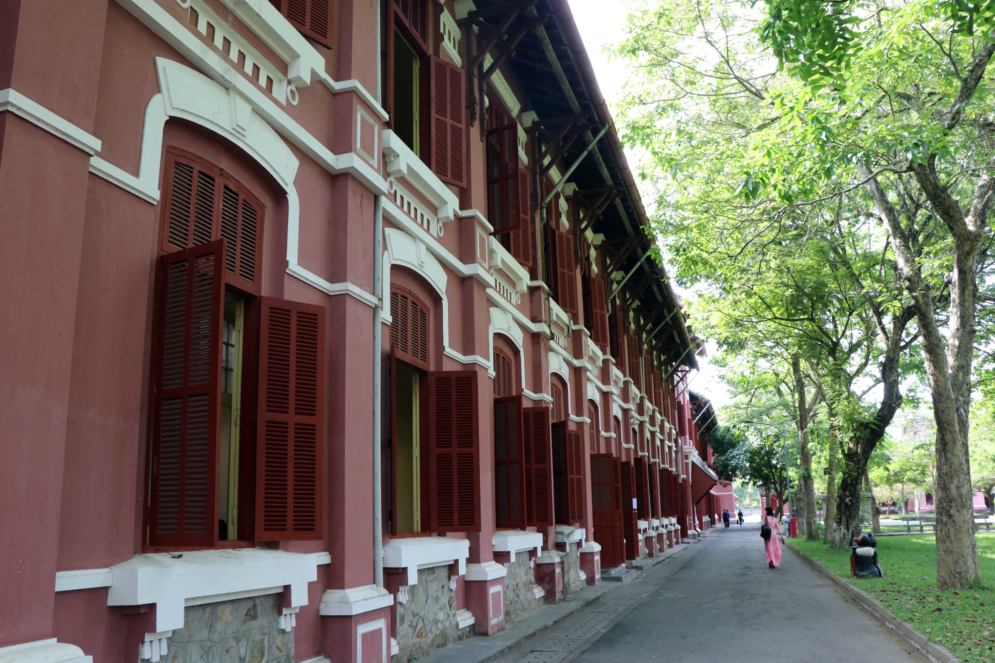 Hai Ba Trung High School is one of the typical French architectural works in Hue city. (Photo: Do Truong/VNA) di-san-hue-2.jpg