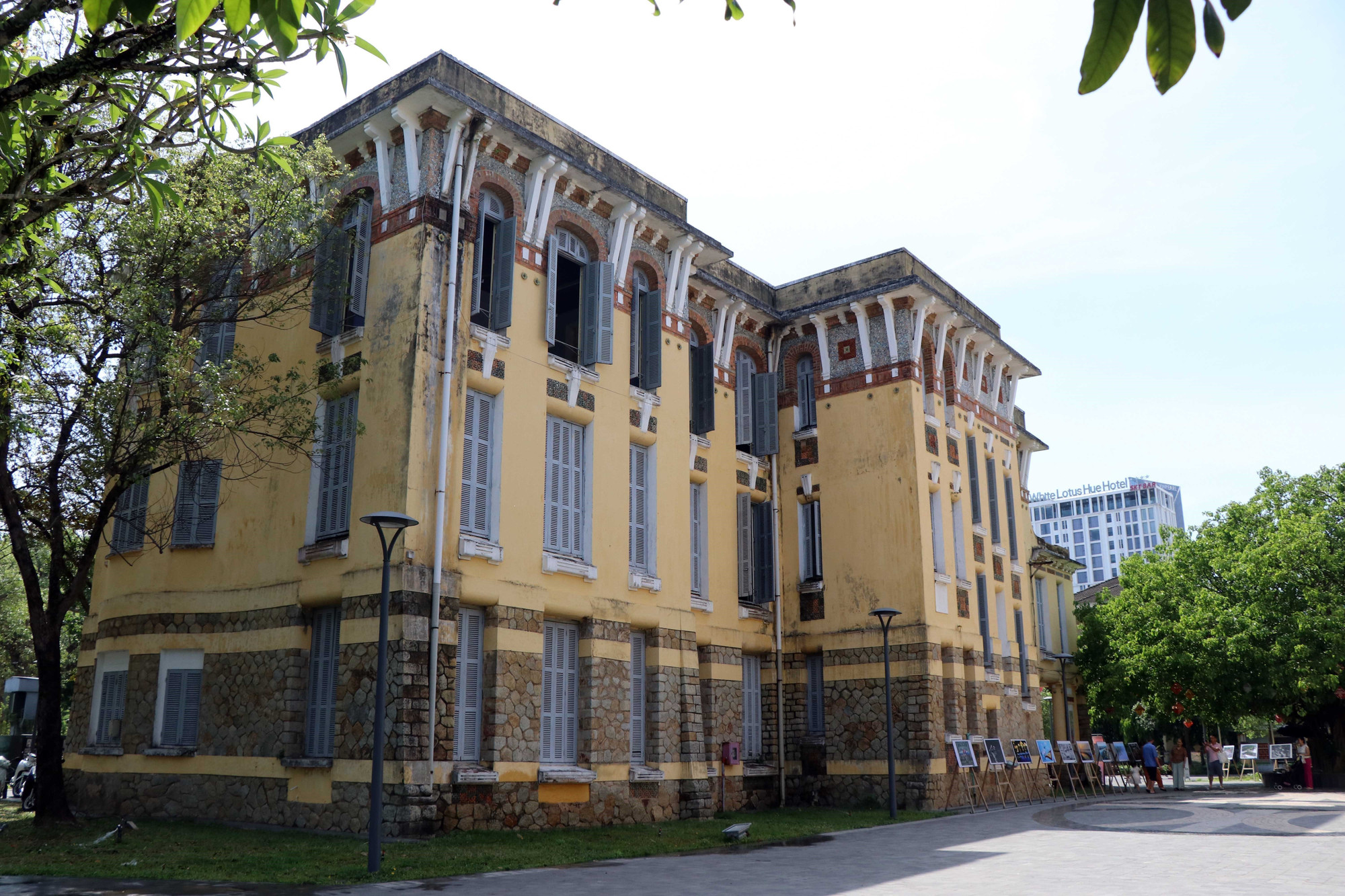 Two French-style buildings at 23-25 Le Loi Street along the Huong River have become a space for books and Hue culture. (Photo: Do Truong/VNA) di-san-hue-3.jpg