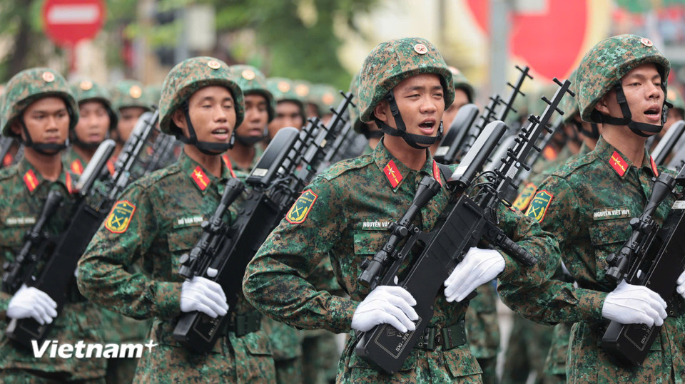 Những 'chiến binh thầm lặng' của Khối Tác chiến điện tử ngày đêm miệt mài cống hiến để giữ vững môi trường hòa bình, ổn định cho đất nước phát triển. (Ảnh: PV/Vietnam+)