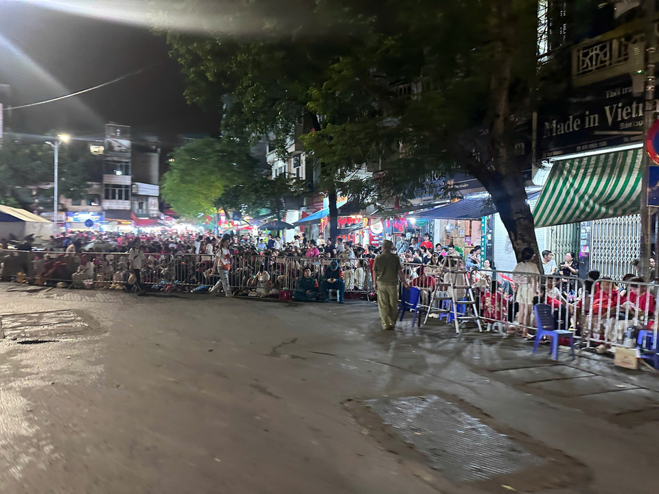 .An ninh được thắt chặt, nhưng không khí vẫn vô cùng thân thiện, hân hoan. (Ảnh: PV/Vietnam+)