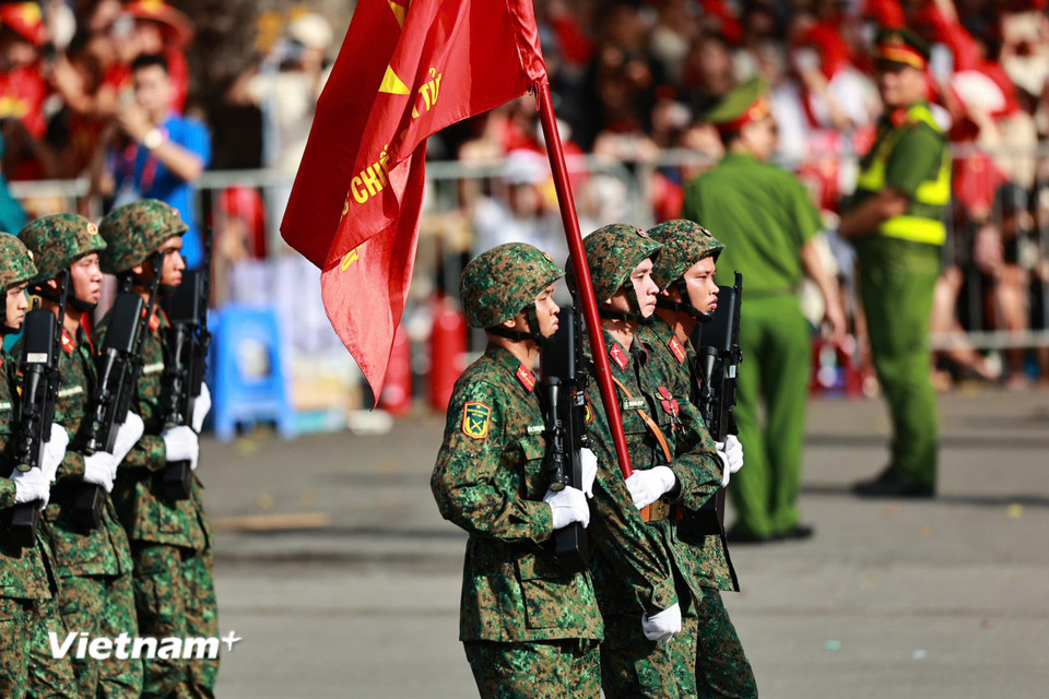 Khối chiến sĩ Tác chiến điện tử - những người con ưu tú kế thừa và phát huy truyền thống anh hùng, đã góp phần quan trọng làm nên những thắng lợi vẻ vang của dân tộc. (Ảnh: PV/Vietnam+)