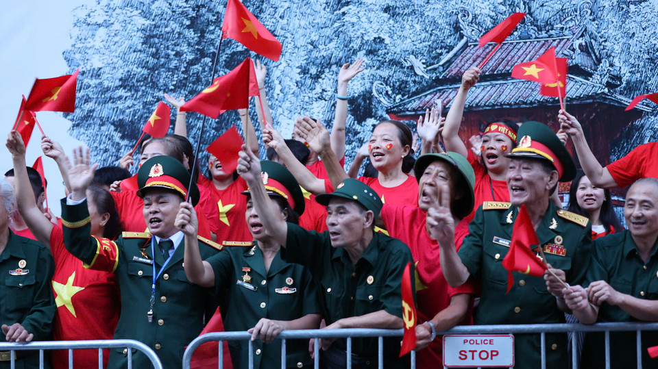 Những cựu chiến binh năm xưa háo hức, phấn khởi chào đón khoảnh khắc hùng tráng này. (Ảnh: PV/Vietnam+)