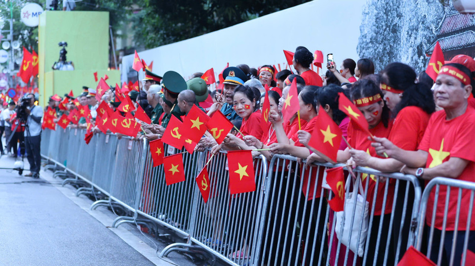 Những ánh đèn đường lung linh trong không khí se lạnh, trong lành của đêm đã ngớt mưa, chờ đón tia nắng đầu tiên của sớm mai. (Ảnh: PV/Vietnam+)