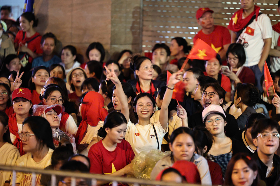 Những lá cờ tổ quốc phấp phới và những nụ cười "tỏa nắng" rạng rỡ của người dân. (Ảnh: PV/Vietnam+)