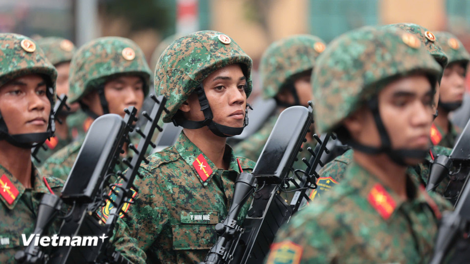 Trong thời kỳ mới, lực lượng Tác chiến điện tử được xây dựng tinh, gọn, mạnh, hiện đại, sẵn sàng chiến đấu cao, bảo vệ các mục tiêu trọng yếu. (Ảnh: PV/Vietnam+)