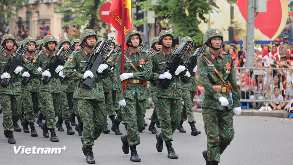 Thượng úy Lê Hoàng Hiệp và đồng đội trong hàng ngũ diễu binh. (Ảnh: PV/Vietnam+)