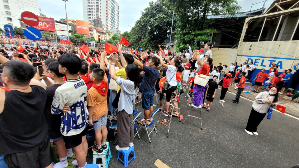 Các bạn nhỏ từ xa cũng đang rất cố gắng để đón chào đoàn diễn hành. Ảnh: Minh Anh/Vietnam+)
