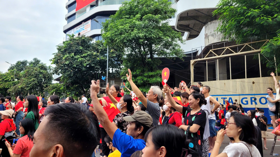 Người dân hào hứng vẫy chào các đoàn diễu binh. (Ảnh: Minh Anh/Vietnam+)