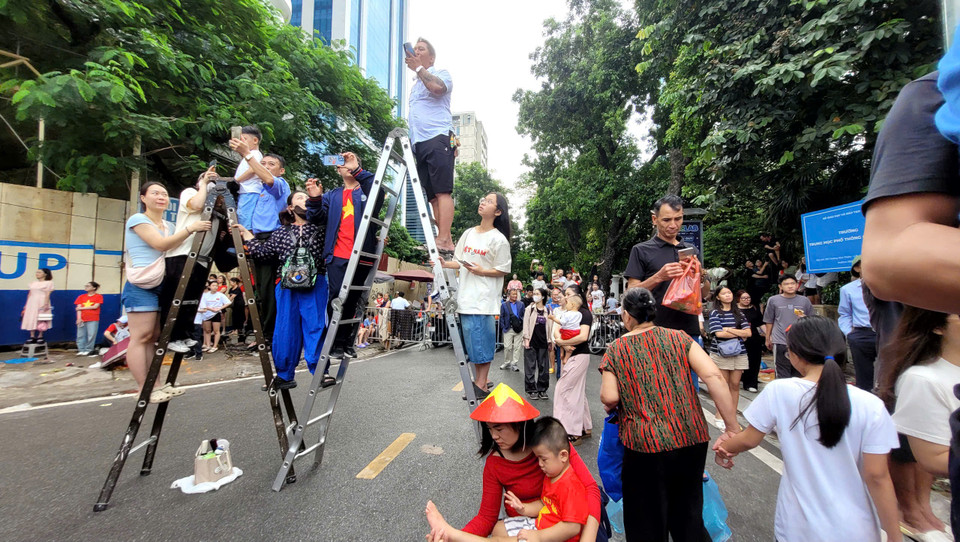 Những khó khăn không ngăn nổi lòng nhiệt tình của người dân. (Ảnh: Minh Anh/Vietnam+)