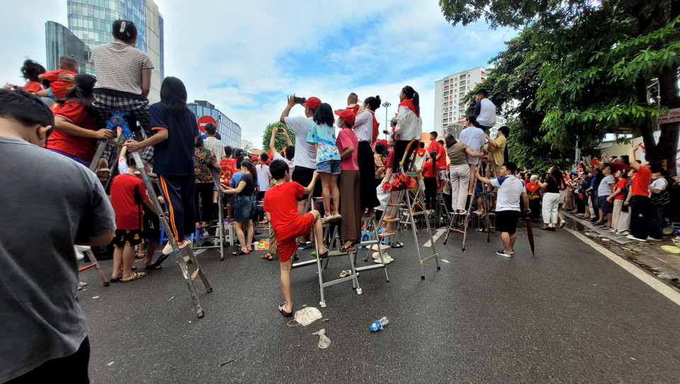 Tuy nhiên, người dân cũng cần lưu ý với các hoạt động cho thuê thang tự phát, cho thuê hoặc bán giữ chỗ vỉa hè và nhiều hình thức khác. (Ảnh: Minh Anh/Vietnam+)