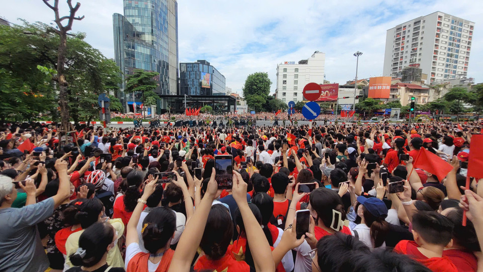 Các dụng cụ từ thang nhôm các kích thước, gậy chụp ảnh "tự sướng", chân máy ảnh hay đứng trên yên xe máy... phần lớn đạt hiệu quả khi đủ gần. (Ảnh: Minh Anh/Vietnam+)