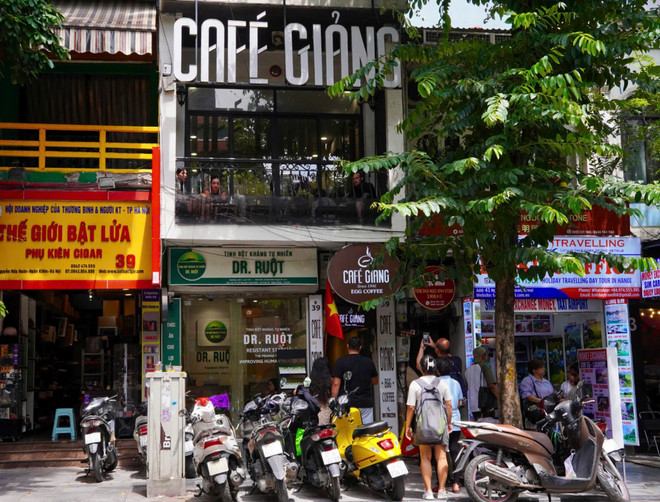 Situé au fond d'une petite ruelle au 39 Nguyen Huu Huan, le Giang Café est toujours bondé, des locaux aux touristes internationaux. (Photo : Bao Ngoc/Vietnam+) 1.jpg
