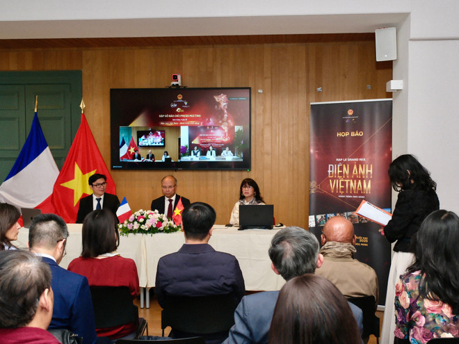 Från vänster till höger: Professor Nguyen Duc Khuong, vietnamesisk ambassadör i Frankrike Dinh Toan Thang och journalisten Nguyen My Linh. (Foto: PV/Vietnam+) img-1173.jpg