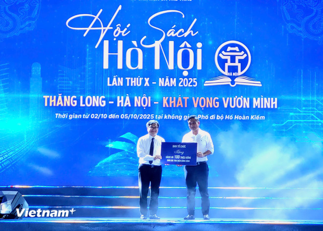 Mr. Truong Viet Dung, Vice Chairman of the Hanoi People's Committee, and representatives of the Ngoc Ha Ward People's Committee responded to the activity of building a bookshelf for the community. (Photo: Minh Anh/Vietnam+) vnp-hoi-sach-ha-noi.jpg