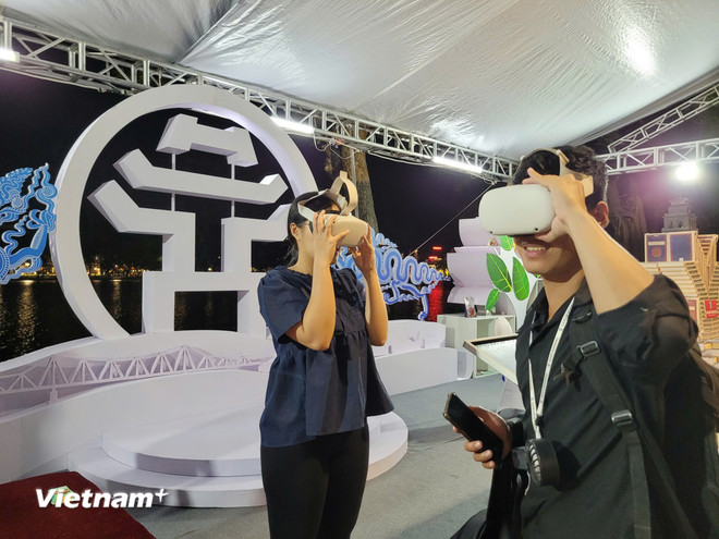 Many digital experience activities at the book fair. (Photo: Minh Anh/Vietnam+) vnp-hoi-sach-ha-noi-lan-x-nam-2025-4.jpg