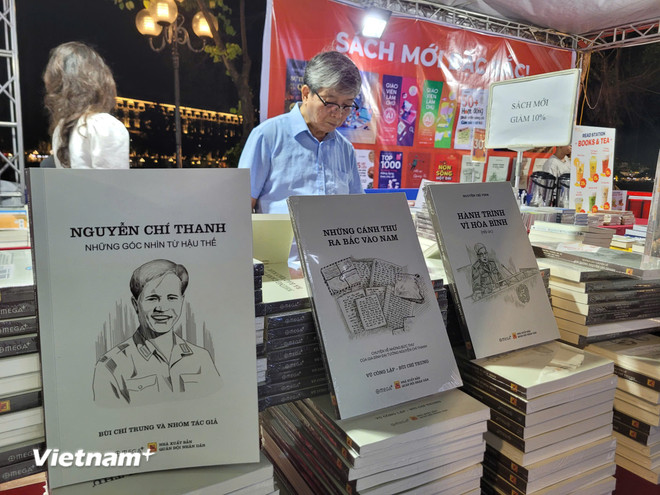 Books about General Nguyen Chi Thanh and Senior Lieutenant General Nguyen Chi Vinh are sold and introduced at the book fair. (Photo: Minh Anh/Vietnam+) Các sách về Đại tướng Nguyễn Chí Thanh và Thượng tướng Nguyễn Chí Vịnh được bán và giới thiệu tại hội sách. (Ảnh: Minh Anh/Vietnam+)
