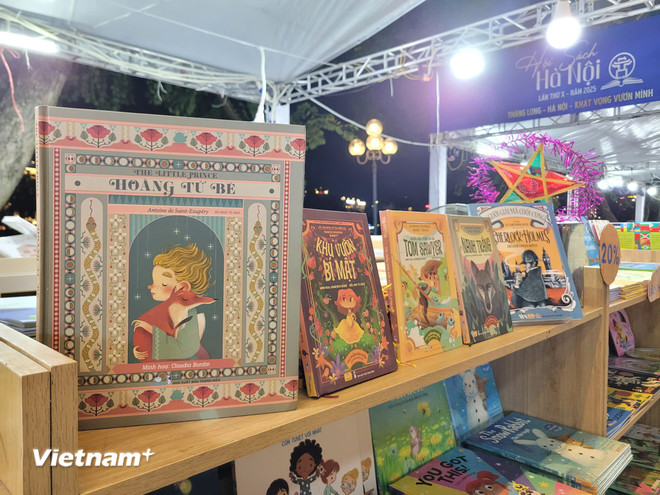 The Hanoi Book Fair opened on the evening of October 3, introducing many notable and beautiful books. (Photo: Minh Anh/Vietnam+) vnp-hoi-sach-ha-noi-lan-x-nam-2025-3.jpg