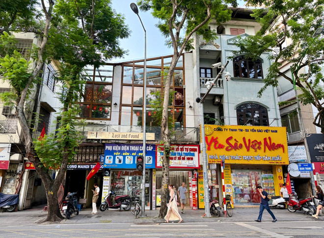 Nằm gần khu vực Bách Thảo, quán có ban công rộng và view thoáng. (Ảnh: Bảo Ngọc/Vietnam+) 7-4555.jpg