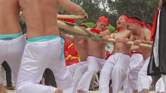 យុវជន Huu Chap (Bac Ninh) លេងល្បែងទាញព្រ័ត្រប្រពៃណីនៅក្នុងភូមិរបស់ពួកគេ។ (រូបថត៖ Minh Anh/Vietnam+) keo-co.png