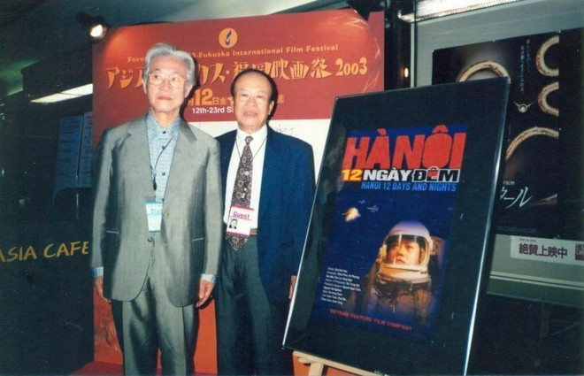 Director Bui Dinh Hac (in black shirt) takes a photo with Fukuoka Film Festival Chairman Tadao Sato. (Photo: Family provided) e88deca6-235c-4516-a98d-fe05a52d7a10.jpg