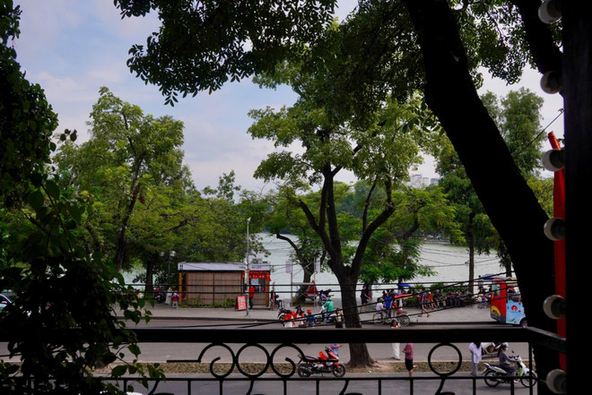 Le balcon du deuxième étage fait face au lac Hoan Kiem. (Photo : Bao Ngoc/Vietnam+) 8.jpg