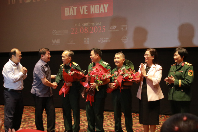 Cựu chiến binh Nguyễn Văn Hợi (thứ ba từ phải sang) cùng một số đồng đội từng chiến đấu tại Quảng Trị được tặng hoa tri ân. (Ảnh: Minh Anh/Vietnam+) img-2533.jpg