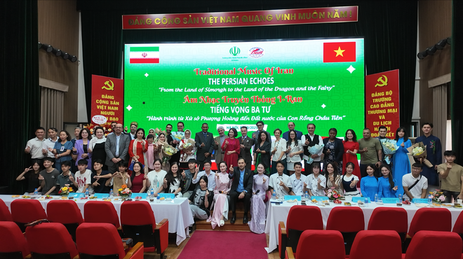 Band, tamu, staf, dan mahasiswa Sekolah Tinggi Perdagangan dan Pariwisata Hanoi berfoto bersama sebagai kenang-kenangan. (Foto: Minh Anh/Vietnam+) 1.png