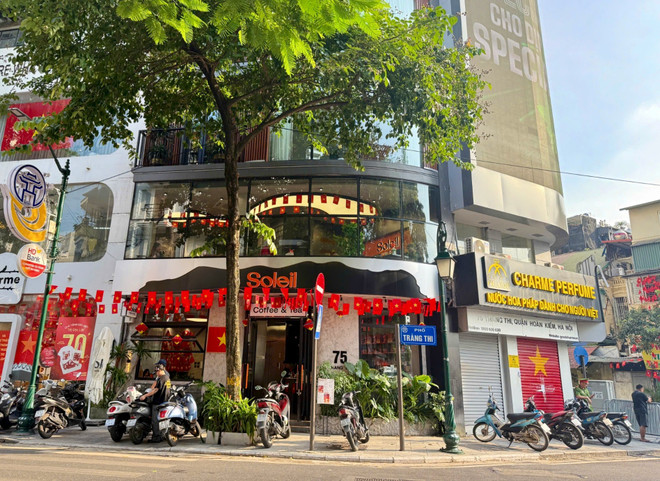 Quán nằm trên trục Tràng Thi, sát hướng đoàn diễu binh di chuyển vào trung tâm. (Ảnh: Bảo Ngọc/Vietnam+) 1-116.jpg
