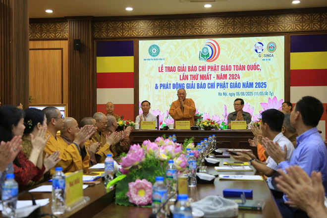 ព្រះតេជគុណ Thich Gia Quang ក្នុងពិធីប្រគល់រង្វាន់ឆ្នាំ 2024 បើករដូវកាលថ្មី 2025 ។ (រូបថត៖ PV/Vietnam+) 1d7030d491ea25b47cfb.jpg