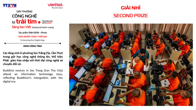 Ấn tượng khoảnh khắc các tăng sinh tại Cần Thơ học công nghệ, hòa nhập với công cuộc chuyển đổi số trong tác phẩm giải Nhì Ảnh đơn - "Hòa nhập cùng thời đại." (Ảnh: Đinh Công Tâm) a2.jpg