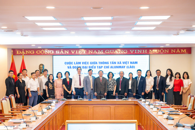 Журнал «Lao Alunmay» на рабочей сессии с электронной газетой VietnamPlus. (Фото: Минь Сон/Vietnam+) z63-8452.jpg