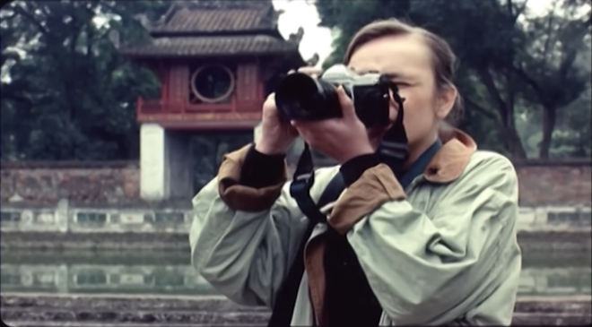 Scene of a French female journalist reporting live from Hanoi. (Photo from the movie) 13.png